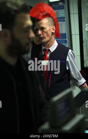 Greg London métros Service client aide les clients de Mohican à Oxford Circus 13/07/2016 Banque D'Images