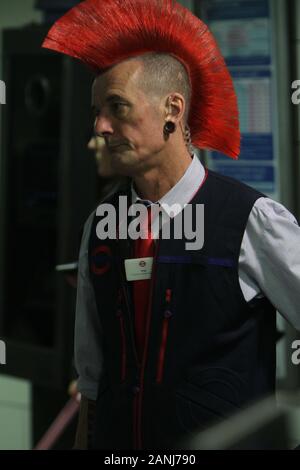 Greg London métros Service client aide les clients de Mohican à Oxford Circus 13/07/2016 Banque D'Images