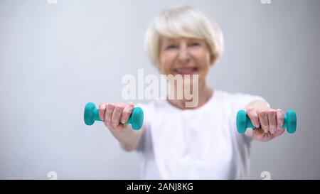 Senior lady active, exercices d'haltères de levage pour soutenir la santé, mode de vie Banque D'Images