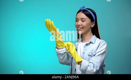 Belle femme au foyer avec des gants, prêt pour le travail domestique, un modèle pour le texte Banque D'Images