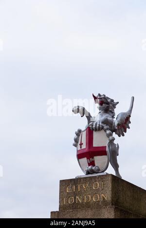 Ville de London dragon sur piédestal isolé sur fond blanc Banque D'Images