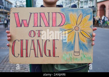 Mainz, Allemagne - 17 janvier, 2020 : Vendredi pour protester contre l'avenir - Participant est protestant contre la politique climatique et tient l'affiche selfmade à Mainz, Allemagne. Banque D'Images