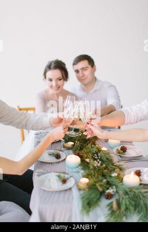 Couple Enjoying Meal At Wedding Reception Banque D'Images