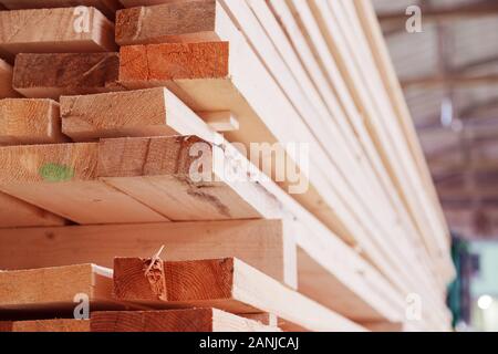 Entrepôt ou usine pour le sciage des planches sur bois à l'intérieur. Sciages de bois blancs en bois pile de matériaux de construction. L'industrie forestière. Banque D'Images