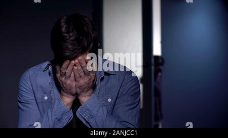 Homme profondément triste à pleurer dans la salle, femme enfant regardant père, la douleur de la perte déplorable Banque D'Images