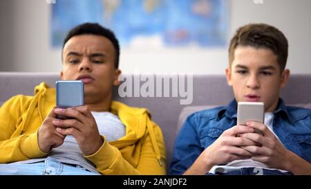 Les adolescents lecture nouvelle choquante dans les réseaux sociaux, la technologie moderne Banque D'Images