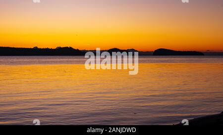 L'île de Whidbey Lever du soleil donnant sur la baie de la rivière Skagit Banque D'Images