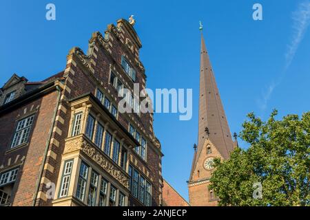 La Hulbe-Haus et la tour de l'église Saint-Pierre vue de Moenckebergstrasse, Hambourg, Allemagne, Europe Banque D'Images
