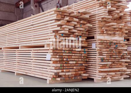 Entrepôt ou usine pour le sciage des planches sur bois à l'intérieur. Sciages de bois blancs en bois pile de matériaux de construction. L'industrie forestière. Banque D'Images