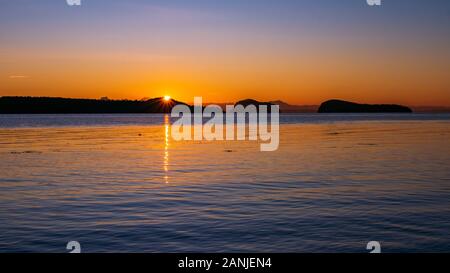 L'île de Whidbey Lever du soleil donnant sur la baie de la rivière Skagit Banque D'Images