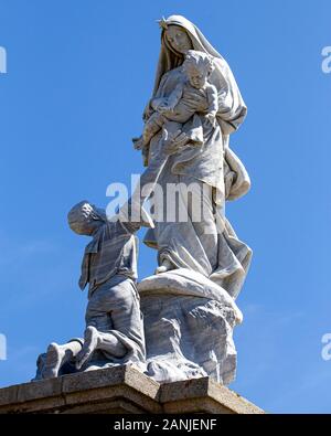 Pointe du RAZ, sculpture aux marins naufragés par Cyprian Gobeski notre-Dame des naufragés Banque D'Images