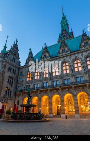 Fontaine dans la cour intérieure de l'hôtel de ville au crépuscule, Hambourg, Allemagne, Europe Banque D'Images