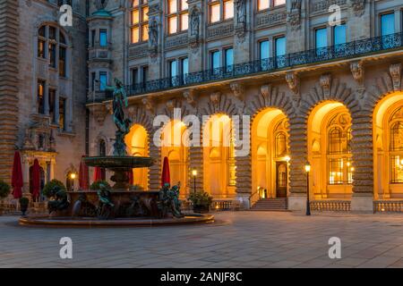 Fontaine dans la cour intérieure de l'hôtel de ville au crépuscule, Hambourg, Allemagne, Europe Banque D'Images