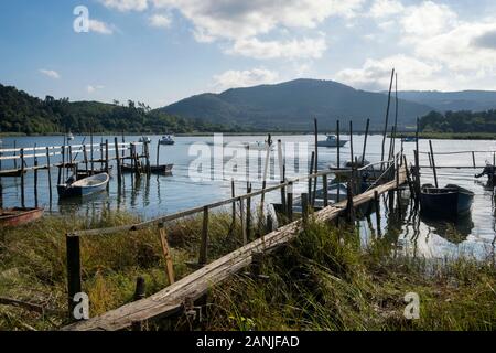 Bateaux de loisirs et de ski dans les vieux piliers en bois dans l'estuaire de la Ría de Pravia, près de la bouche de la rivière Nalón à El Castillo (Soto del Barco, Asturies, Espagne) Banque D'Images