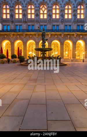 Fontaine dans la cour intérieure de l'hôtel de ville au crépuscule, Hambourg, Allemagne, Europe Banque D'Images