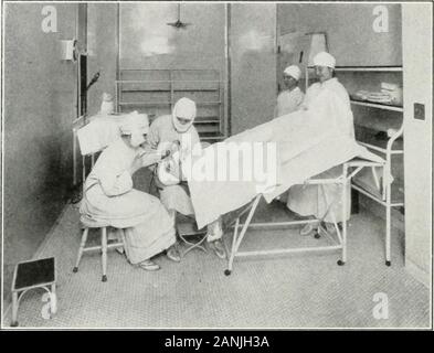 Peroral endoscopie et chirurgie laryngée . ad est soulevé al)ove le niveau de la table. d'avoir abrogé endoscopie ils apprennent vite que la procédure est notpainful et soumettre sans être maintenu. L'auteur a souvent des enfants d' ?&gt ; et 1 ans allonger sur latable, ouvrir la bouche et attendre un spéculum pour être inséré andpapillomata retiré, jour après jour, sans aucune tenue quelle que soit l'ex-cept le supjiort du chef iiy le deuxième assistant. Comme dans la position assise du patient, ou.e de la plus inipuriantthings est fortement à im|)ress sur l'esprit de l'assistant qui holdsthe h Banque D'Images