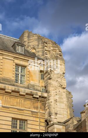 Intégration des constructions récentes dans le rempart du Château de Vincennes, vu de la rue Banque D'Images