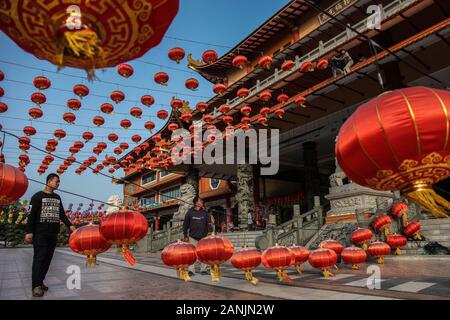 Medan, Nord de Sumatra, en Indonésie. 17 Jan, 2020. Un travailleur chinois traditionnel se bloque à décorations lanterne Maitreya Maha Vihara avant les célébrations du Nouvel An chinois à Jakarta le 17 janvier 2020. Le Nouvel An Chinois, également connu sous le nom de la Fête du Printemps en Chine, tombe le 25 janvier 2020, marquant le début de l'Année du Rat. Albert Crédit : Ivan Damanik/ZUMA/Alamy Fil Live News Banque D'Images