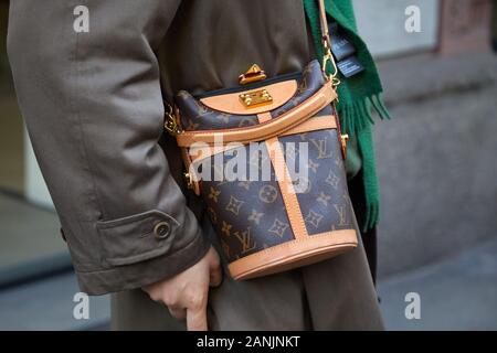 Louis vuitton uomo borsa jeans giacca di pelle Foto stock - Alamy