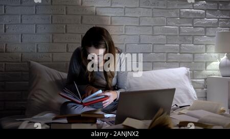 Student reading books tard dans la nuit, la préparation à l'examen, de l'information Banque D'Images