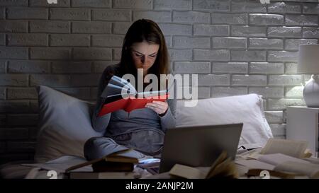 Épuisé student avant l'examen en fin de soirée, préparation Banque D'Images