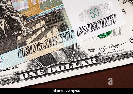 Cinquante roubles russes sur un dollar bill, vue du dessus Banque D'Images