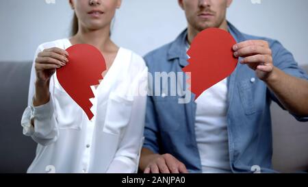 Jeune famille se déchirer en morceaux papier, problème de relation concept Banque D'Images