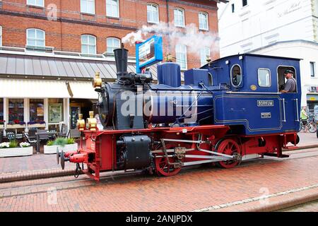 Locomotive à vapeur bleue à voie étroite à la gare, dans le centre-ville de Borkum Banque D'Images