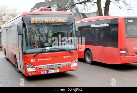 Heide, Allemagne. 05Th Jan, 2020. Les autobus de l'ithmarschenbus "fournisseur" s'arrêter à un arrêt de bus. En Dithmarschen des autobus publics peut être utilisé gratuitement pendant les deux premières semaines de l'année. L'offre est valable dans le quartier jusqu'au 12 janvier inclus. Cependant, il n'est valide que pour le bus des transports publics dans la région de Dithmarschen, train et bus des citoyens doivent être payées normalement. Crédit : Carsten Rehder/dpa/Alamy Live News Banque D'Images