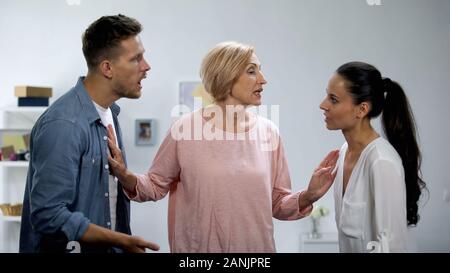 Belle-mère tente de concilier la dispute de couple, les conflits familiaux, le soutien Banque D'Images