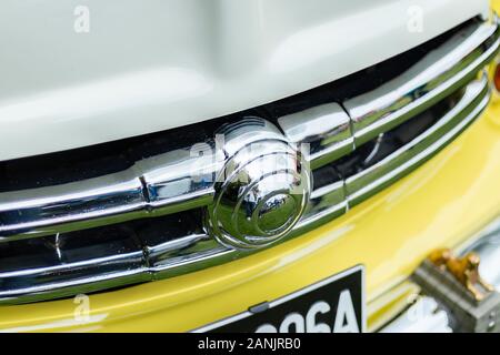 Gros plan d'une calandre chromée polie sur une voiture classique vintage Nash Ambassador jaune et blanc avec plaque d'immatriculation montrée. Banque D'Images