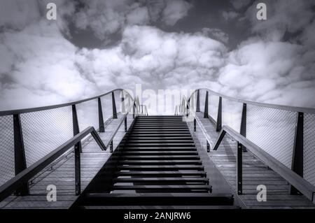 L'escalier vers le ciel. En haut de l'escalier. La photographie noir et blanc Banque D'Images