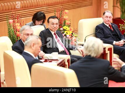 Beijing, Chine. 17 Jan, 2020. Le Premier ministre chinois Li Keqiang est titulaire d'un colloque avec des représentants d'experts étrangers travaillant en Chine avant la fête du printemps, ou le Nouvel An Chinois, dans le Grand Hall du Peuple à Beijing, capitale de Chine, le 17 janvier 2020. Credit : Pang Xinglei/Xinhua/Alamy Live News Banque D'Images