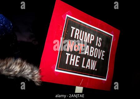 12-17-2019 Tulsa USA Woman in beanie CAP and fur collier signe que Trump N'Est Pas Au-Dessus de la loi lors de la protestation de nuit Banque D'Images