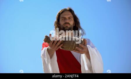 Saint homme offrant une bouteille d'eau, de l'histoire biblique pour abreuver la soif Banque D'Images