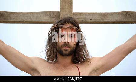 Jésus crucifié sur la croix de bois, la tête sanglante avec couronne d'épines, de sacrifice Banque D'Images