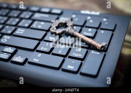 Close up ancienne clé bouton-poussoir et le clavier de l'ordinateur, la protection des données par des concepts clés Banque D'Images