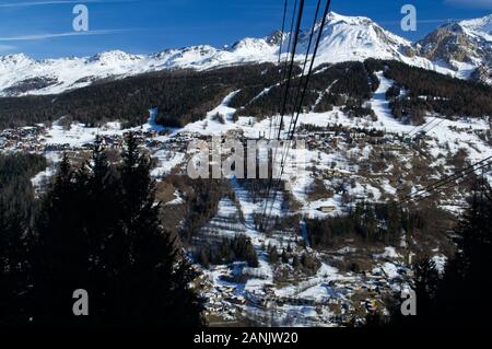 Vue sur vers Peisey Vallandry à Les Arcs à partir du téléphérique la Vanoise Express à la station de La Plagne. Banque D'Images