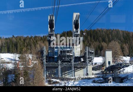 La station de téléphérique de la Vanoise Express sur le Peisey Vallandry / Les Arcs côté du passage à niveau. Banque D'Images