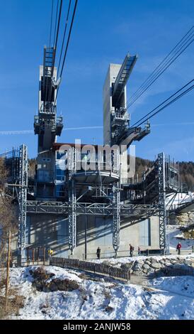 La station de téléphérique de la Vanoise Express sur le Peisey Vallandry / Les Arcs côté du passage à niveau. Banque D'Images