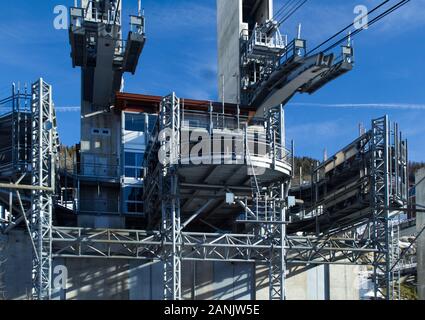 La station de téléphérique de la Vanoise Express sur le Peisey Vallandry / Les Arcs côté du passage à niveau. Banque D'Images