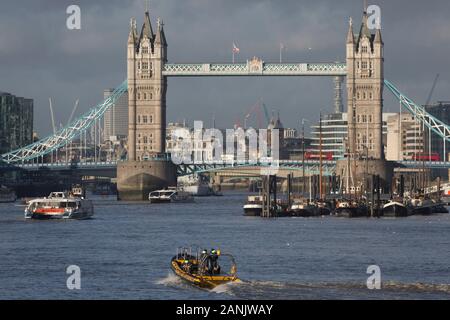 Une 'expérience' Rib Thames chefs de bateaux de plaisance en amont en direction de Tower Bridge sur la Tamise, le 17 janvier 2020, à Londres, en Angleterre. Banque D'Images
