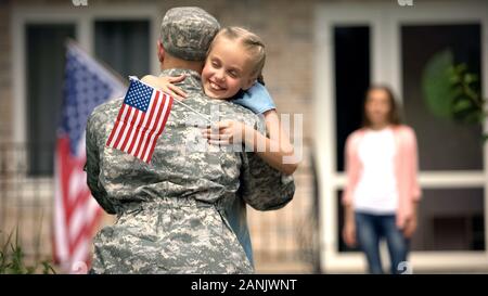 Cheerful daughter hugging père soldat, rencontre tant attendue, homecome Banque D'Images