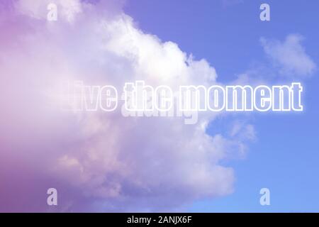 Une Motivation Inspirante Citation Vivre Le Moment Glowing Contre Un Beau Nuage Rose Et Bleu Dans Le Ciel Photo Stock Alamy