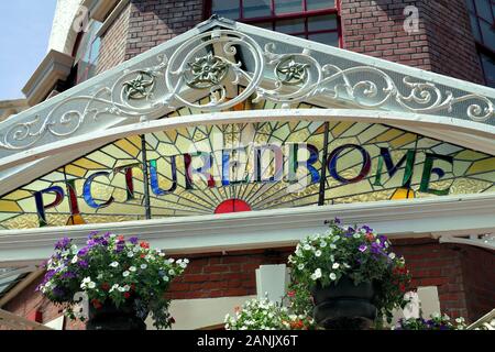 Close up de l'auvent sur l'entrée principale de l'Picturedrome cinéma à Littlehampton, montrant un motif soleil levant derrière aux éléments en fer forgé. Banque D'Images