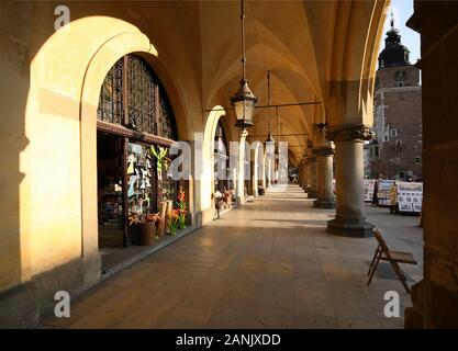 Halle aux Draps (Sukiennice) et Tour de ville (Ratusz) à Place du marché (Rynek Glowny) Vieille ville Cracovie Pologne Banque D'Images