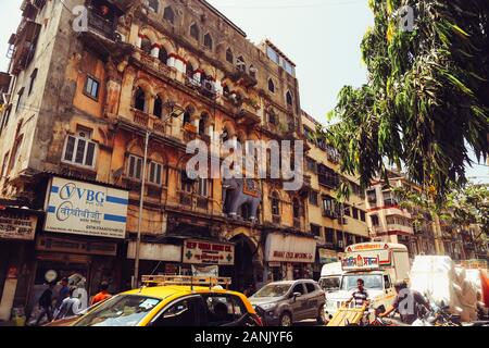 MUMBAI, INDE - 9 Avril 2019 : les vieux bâtiments et le trafic sur l'streen à Mumbai. Foule Banque D'Images