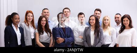 Groupe de jeunes multi-ethnique avec succès les jeunes Office Workers Standing Looking at Camera Banque D'Images