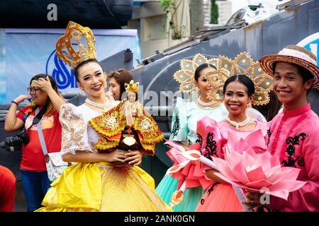 , La ville de Cebu aux Philippines - Le 20 janvier 2019 : Potentiel reine de Sinulog. Le Sinulog est une célébration religieuse colorés dans la parade avec Banque D'Images