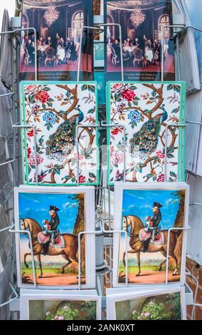 Stand avec photo cartes postales montrant Frédéric le Grand à cheval et à table ronde avec Voltaire et Casanova Banque D'Images